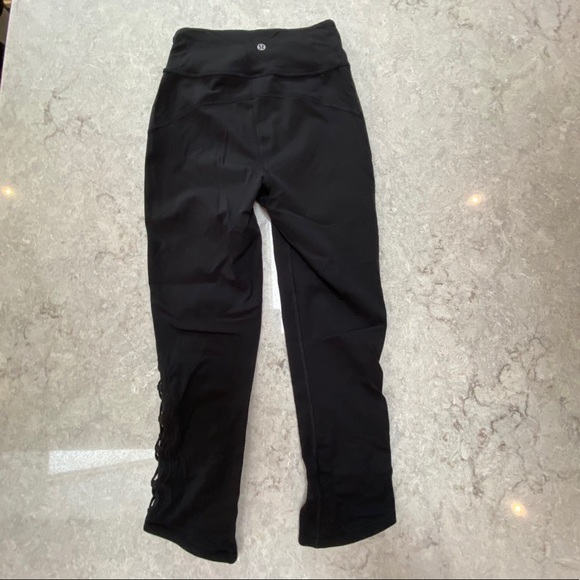 Lululemon ALMOST NEW Tied To It Crop 21” Inseam - Picture 5 of 11